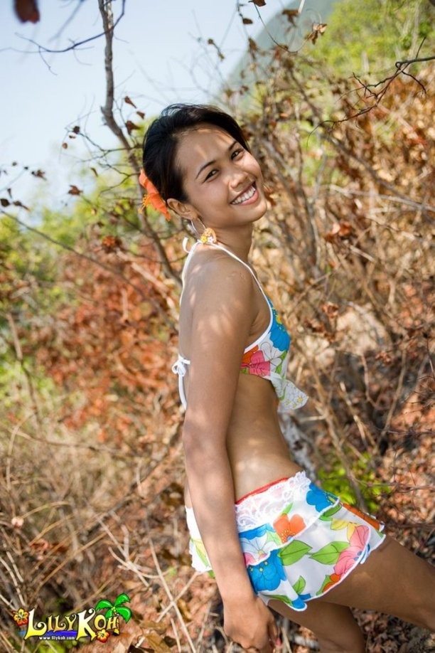 Une jeune thaïlandaise sexy exhibe ses petits seins.
 #69983672