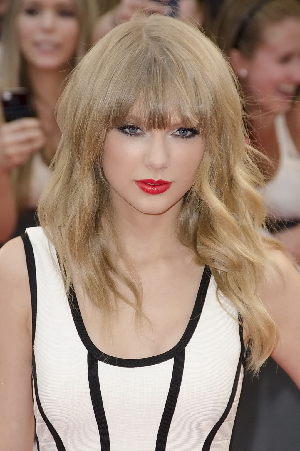 Taylor swift en buste portant une mini robe moulante aux muchmusic video awards 2013 i #75228524