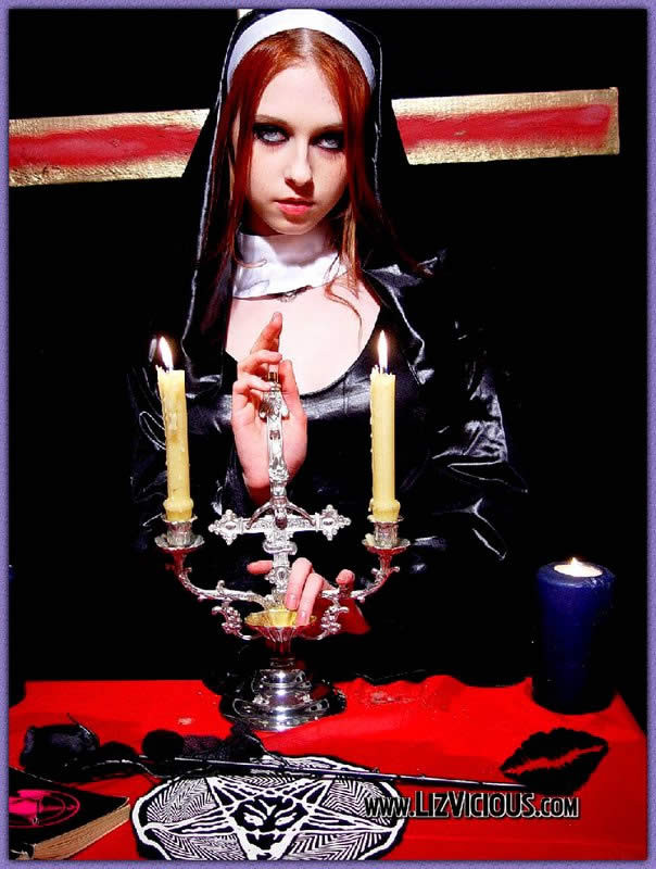 Gotische Teenie-Nonne hat Spaß mit einem Kreuz
 #76628663