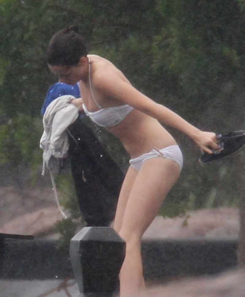 Kristen Stewart mostrando il suo succoso culo nudo
 #75312687