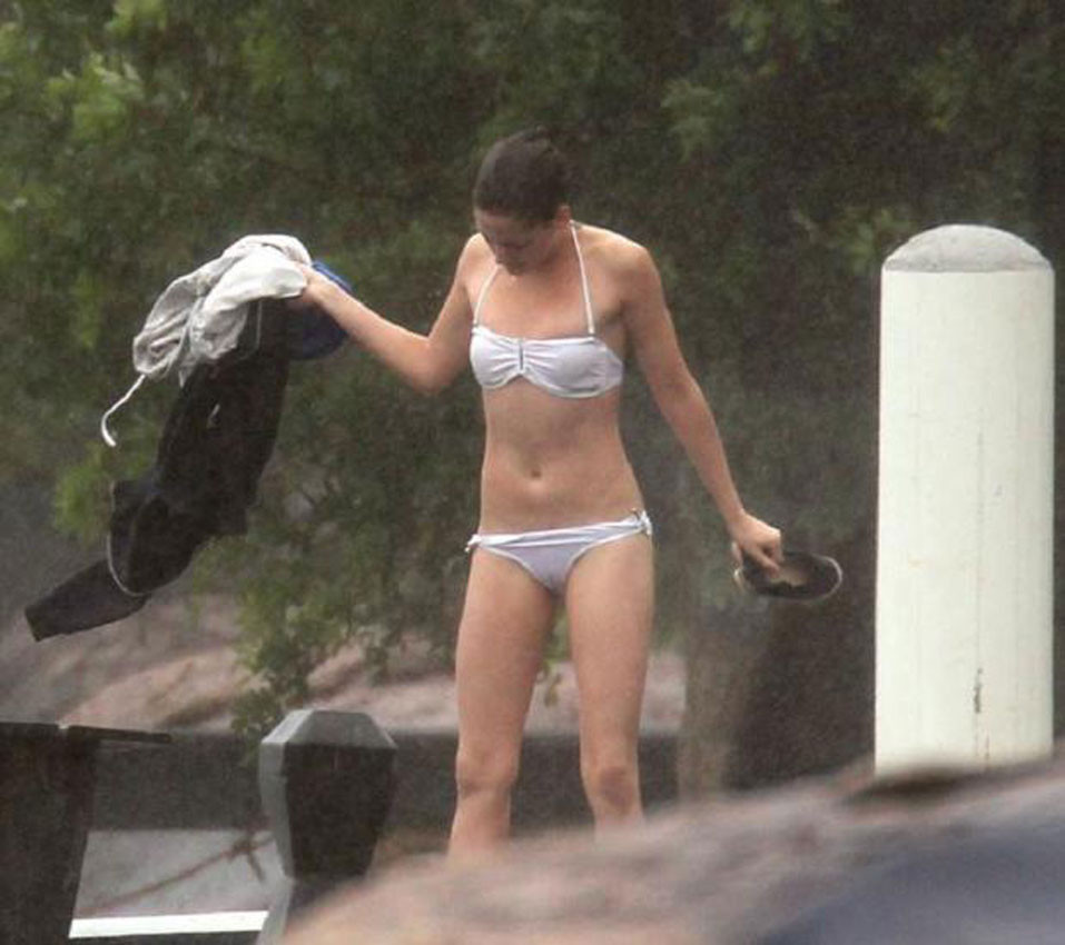 Kristen Stewart mostrando il suo succoso culo nudo
 #75312699