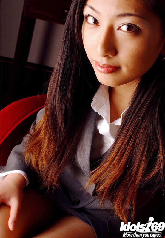 Sexy donna d'affari giapponese che si spoglia
 #69966913