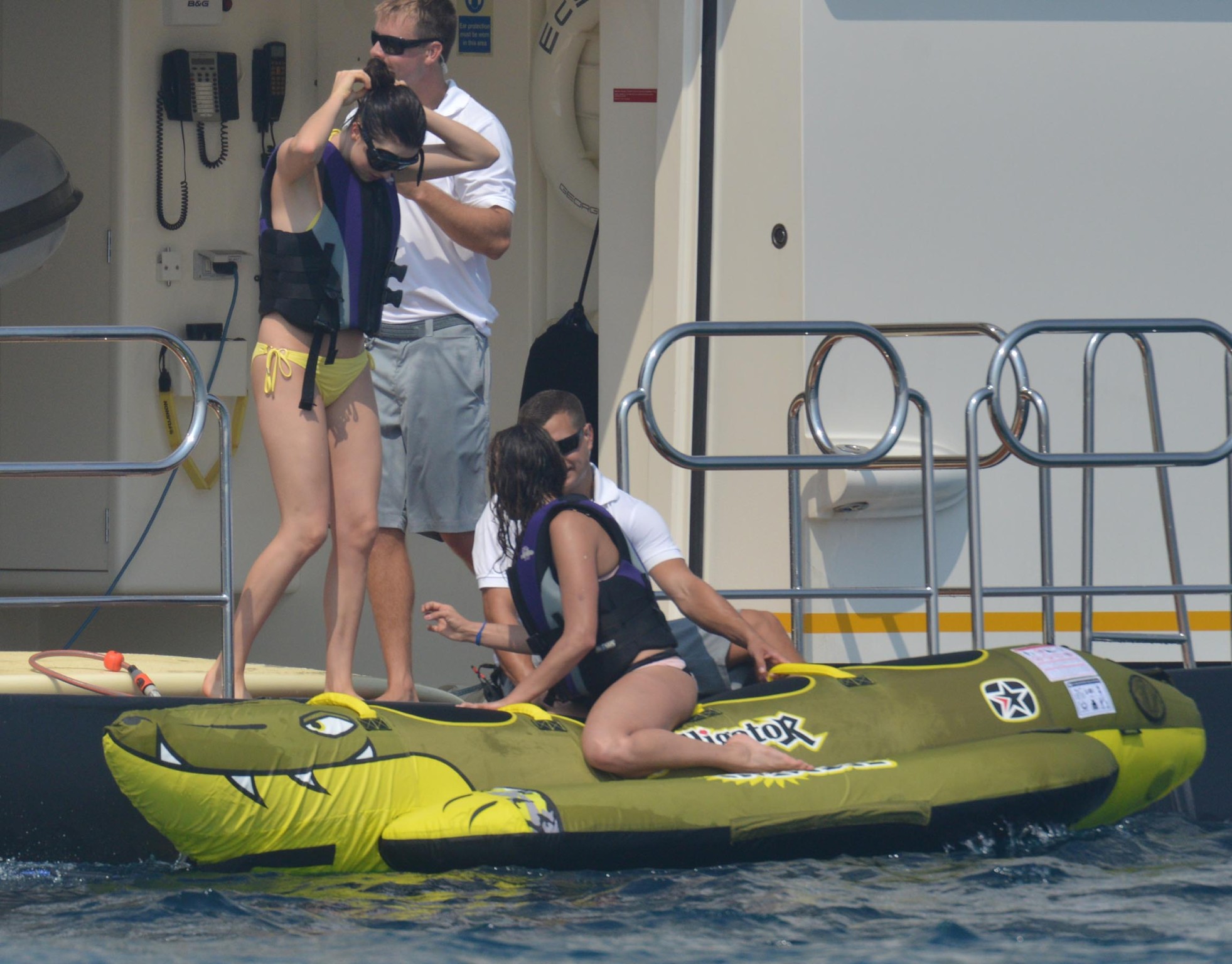 Nina Dobrev portant un bikini couleur chair sur un yacht à St-Tropez.
 #75193606