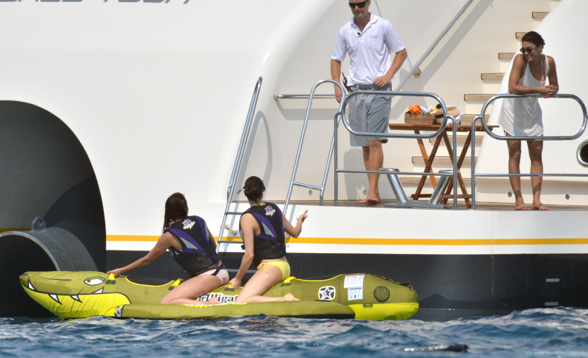 Nina Dobrev portant un bikini couleur chair sur un yacht à St-Tropez.
 #75193634