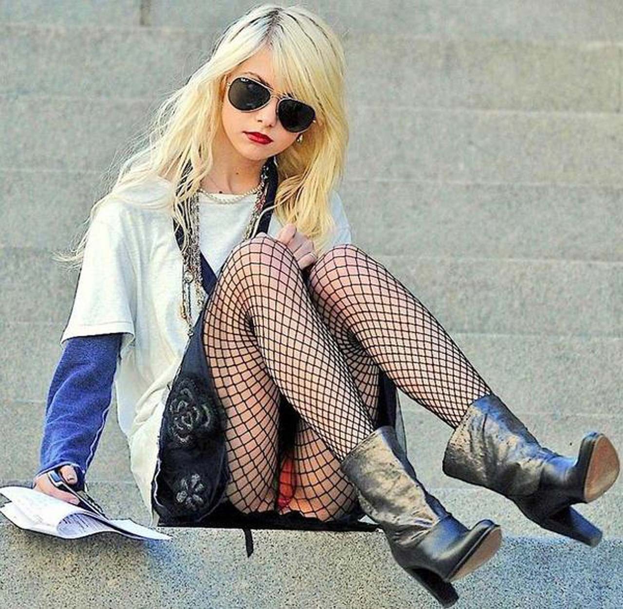 Taylor Momsen exposing her sexy long legs and very sexy body #75315926