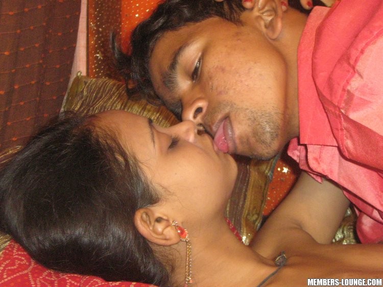 Jeune salope indienne mangeant une bite
 #74140462