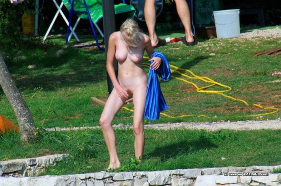 屋外で裸になっているセクシーな女の子たちの写真集
 #67229331