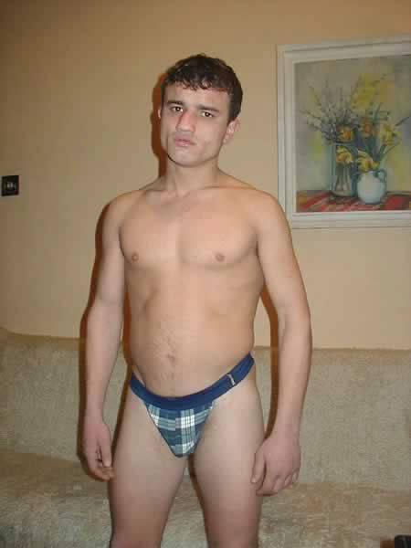 Chico amateur liso posando desnudo
 #77008969