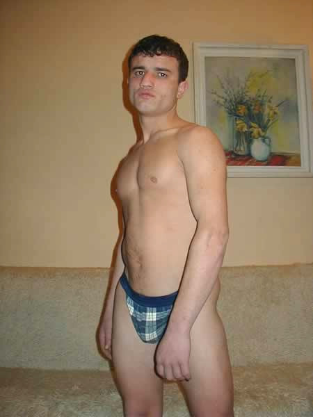 Chico amateur liso posando desnudo
 #77008973