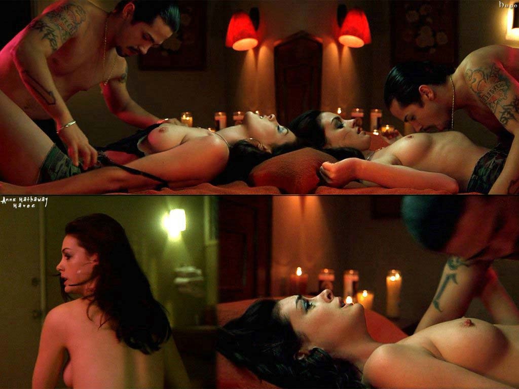 Anne Hathaway splendida nuda topless in tappi di sesso
 #75392672
