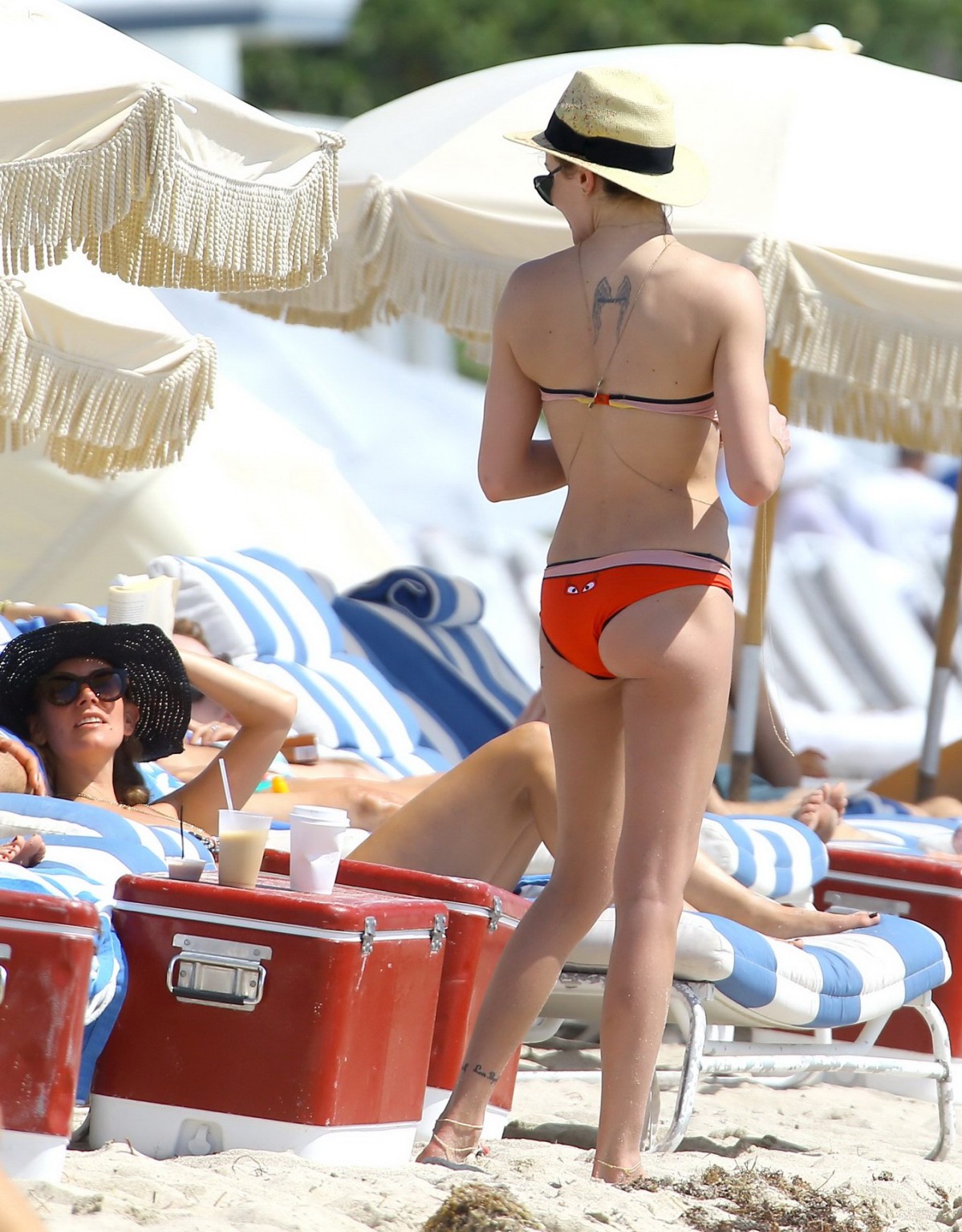 Katie cassidy con un bikini sin tirantes en una playa de miami
 #75198031