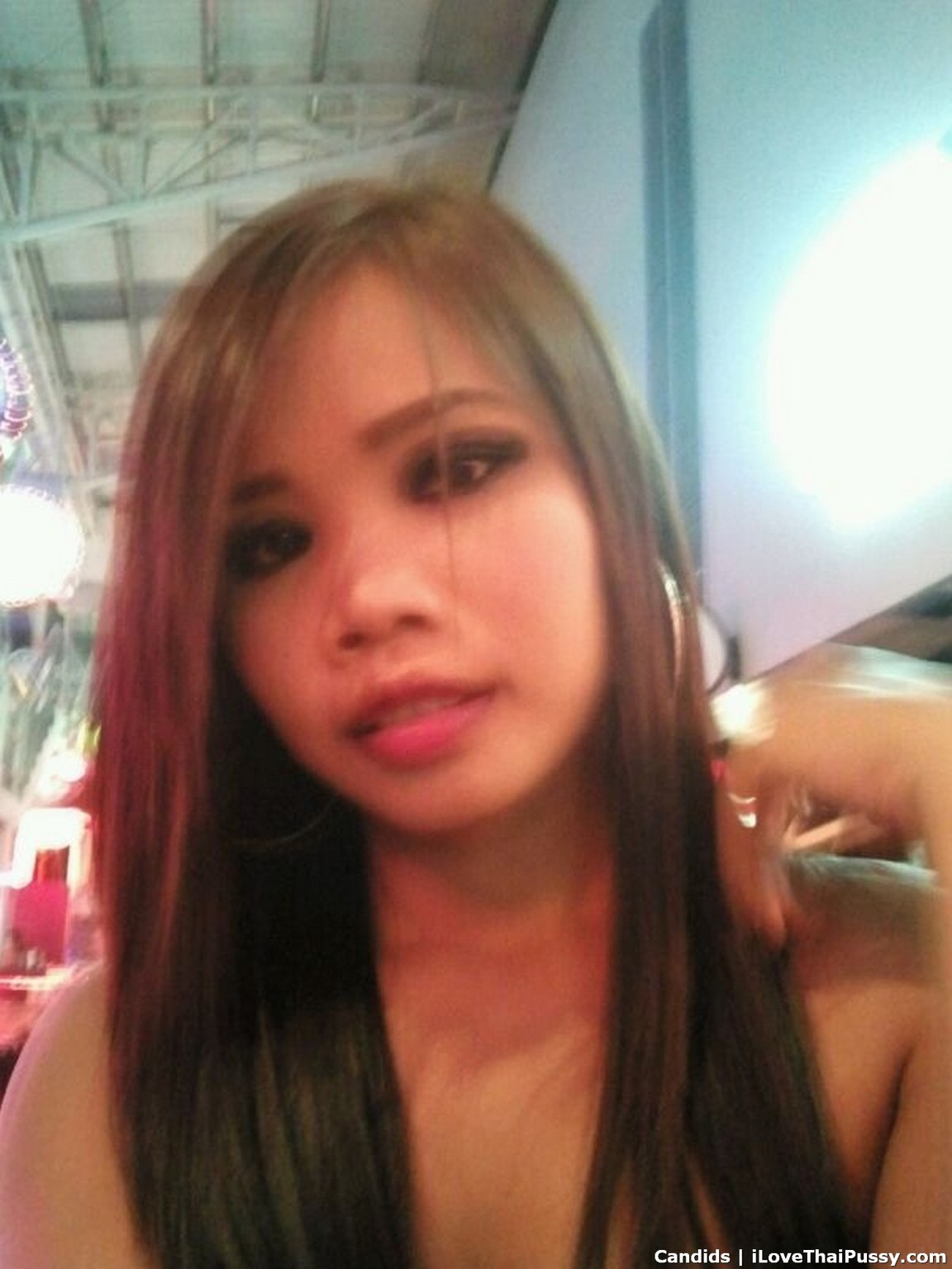 タイの淫乱女がコンドームなしの素手で、アジアの淫乱女を騙す
 #67906505
