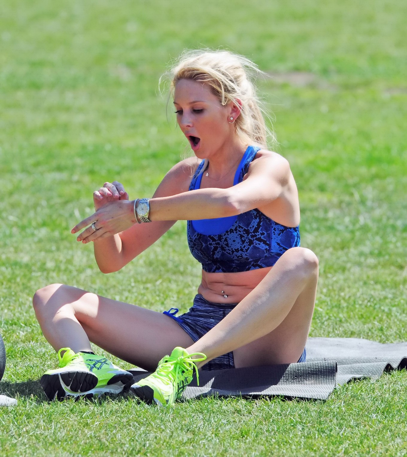 Stephanie Pratt busty in tiny sports bra and shorts #75152018