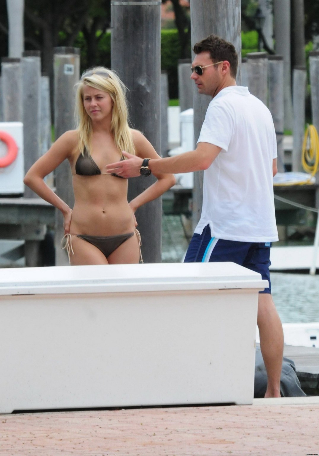 Julianne hough muestra su trasero en bikini en miami
 #75298301