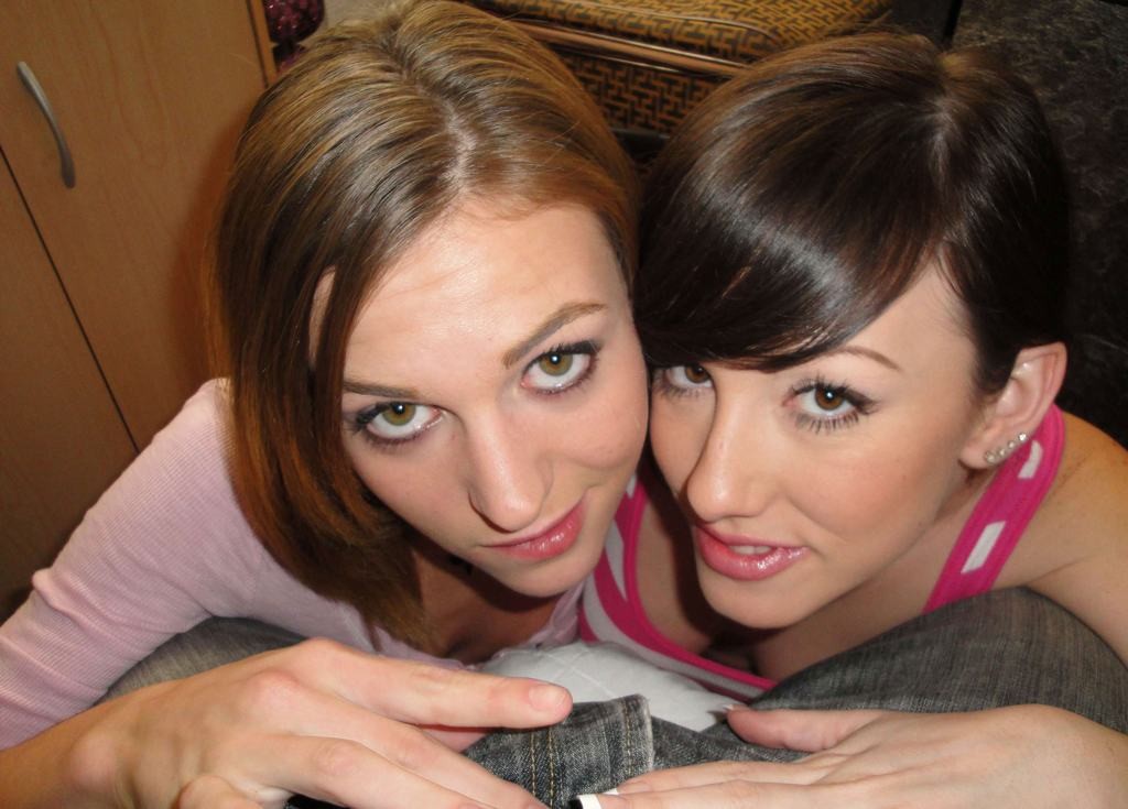 Zwei Teenie-Freundinnen teilen sich einen Schwanz und hausgemachten Gesichts-Cumshot
 #75883909