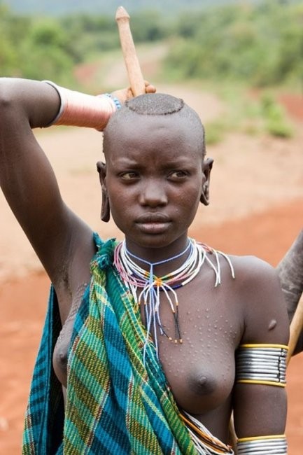 裸でポーズをとるアフリカ部族の少女たち
 #67323062