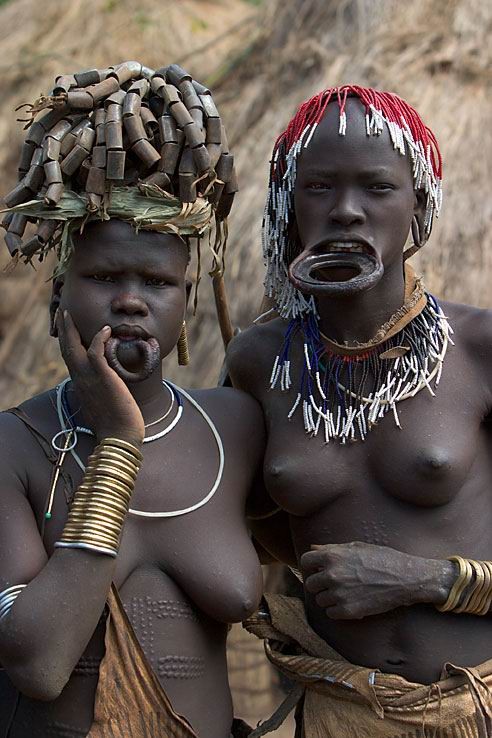 裸でポーズをとるアフリカ部族の少女たち
 #67323108