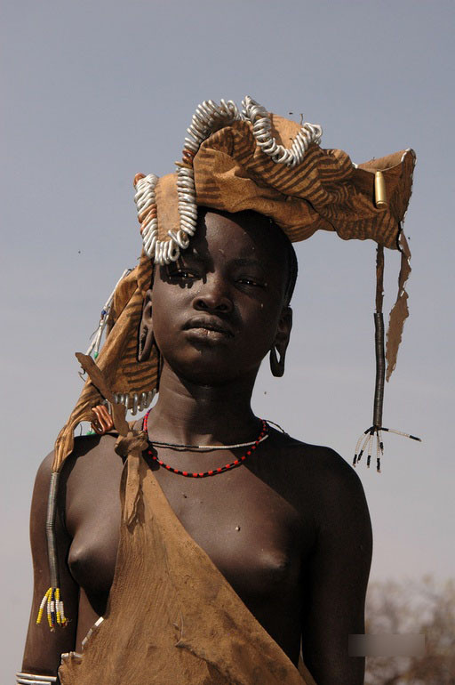 裸でポーズをとるアフリカ部族の少女たち
 #67323128