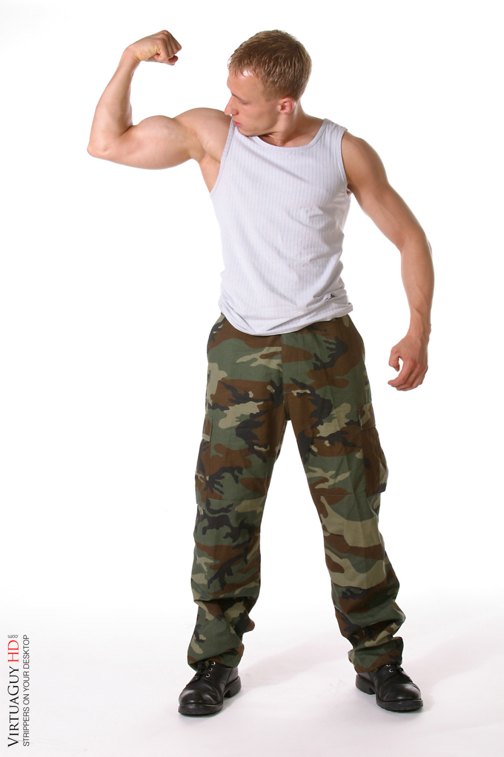 Blonder Kerl zieht seine Militäruniform aus, um seinen Körper zu zeigen
 #76981458