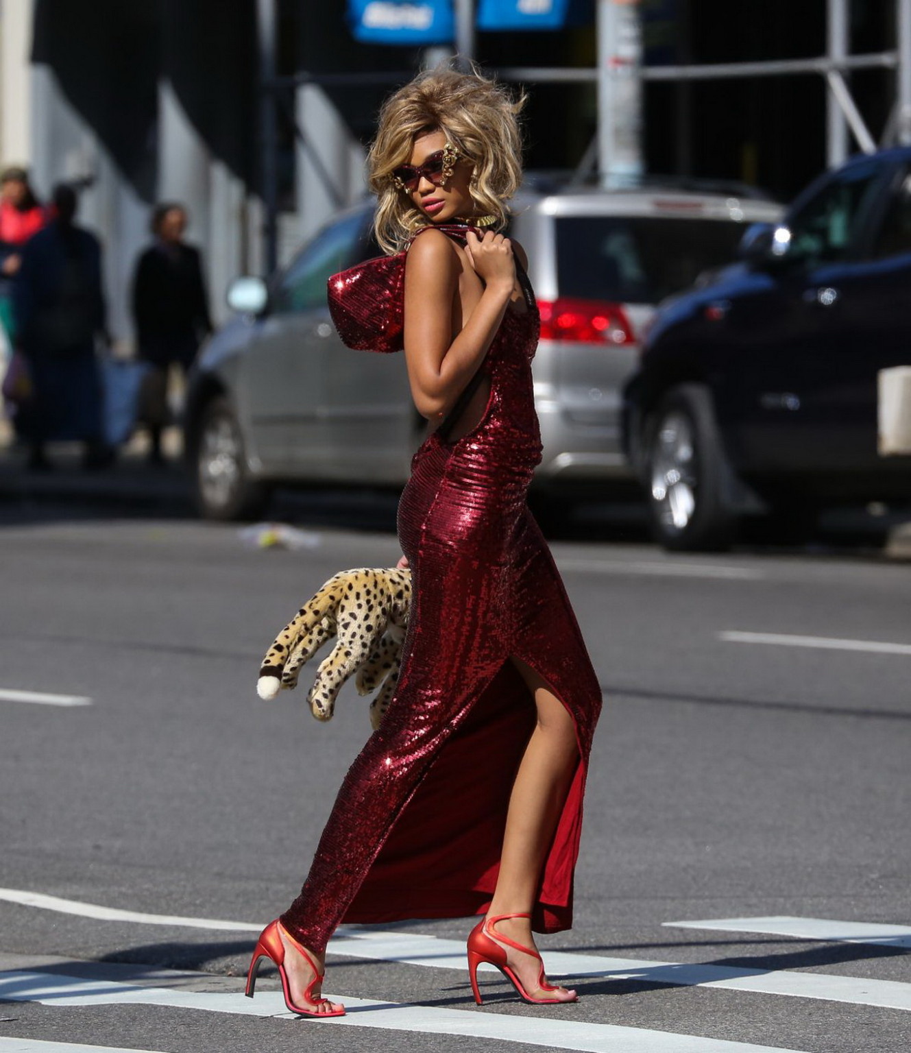 Chanel iman montre ses seins et ses jambes lors d'une séance de photos dans la rue à New York.
 #75194997