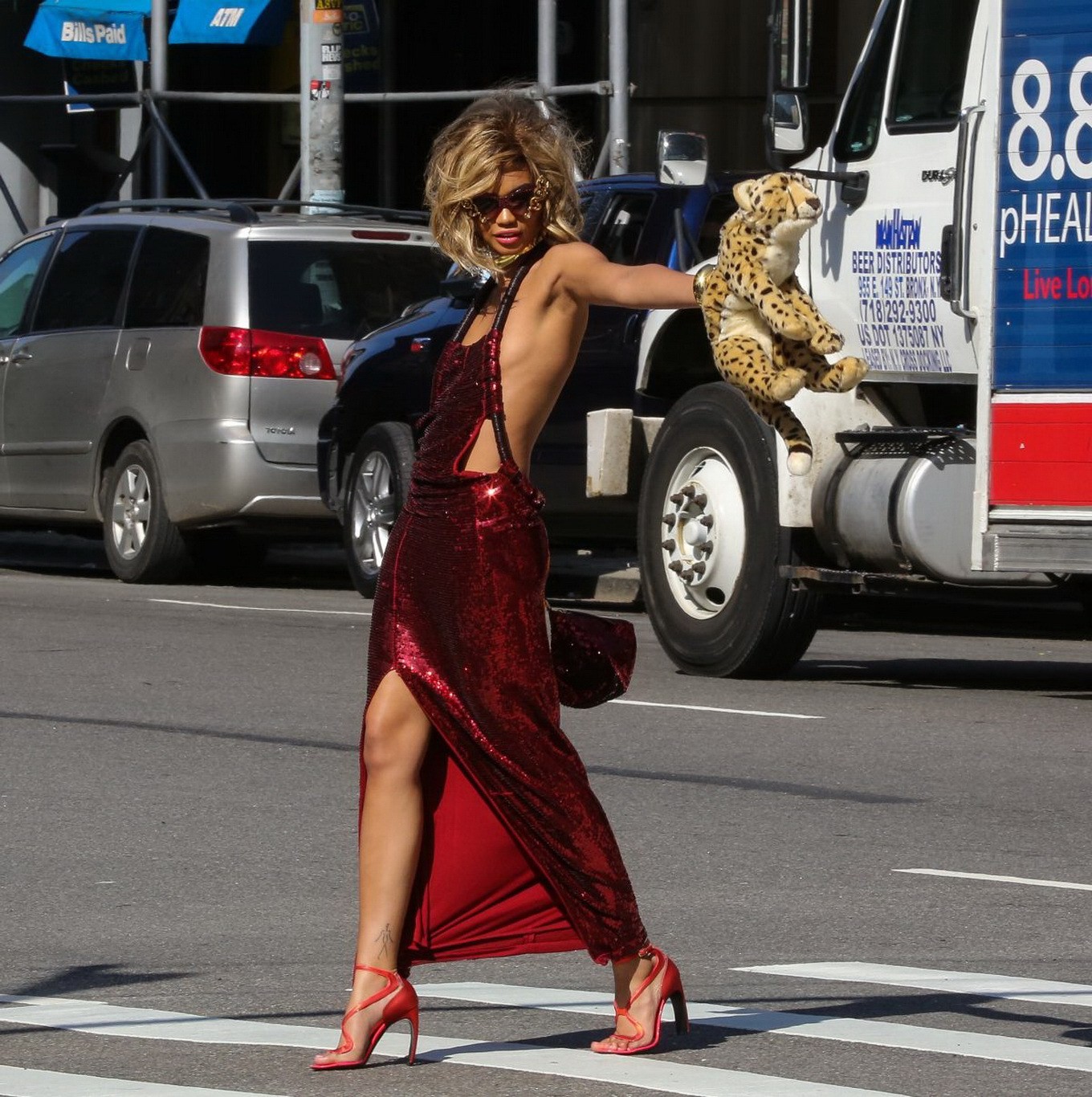 Chanel iman che mostra sideboob e leggy ad un photoshoot sulla strada a new york
 #75194998