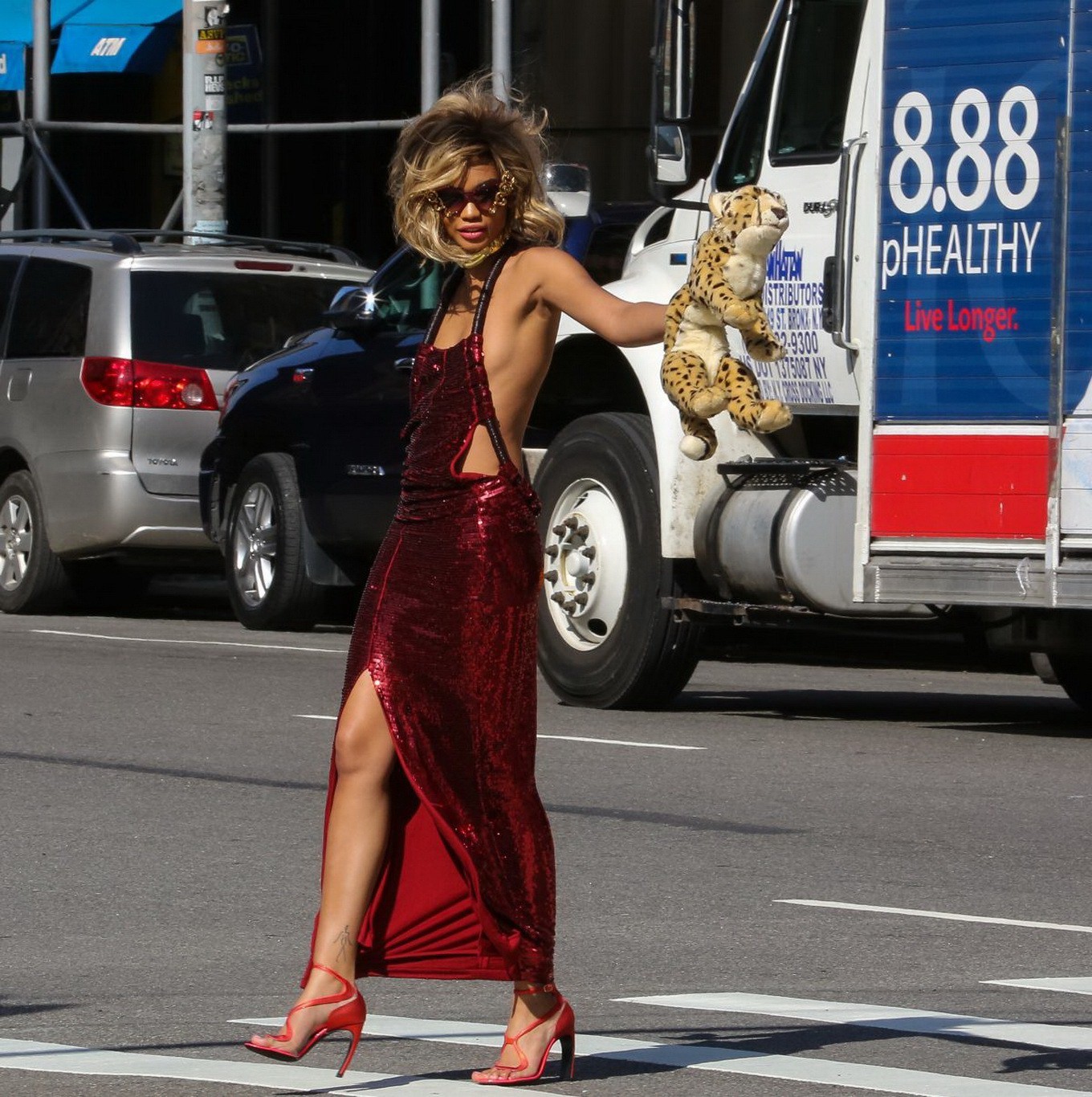 Chanel iman che mostra sideboob e leggy ad un photoshoot sulla strada a new york
 #75194999