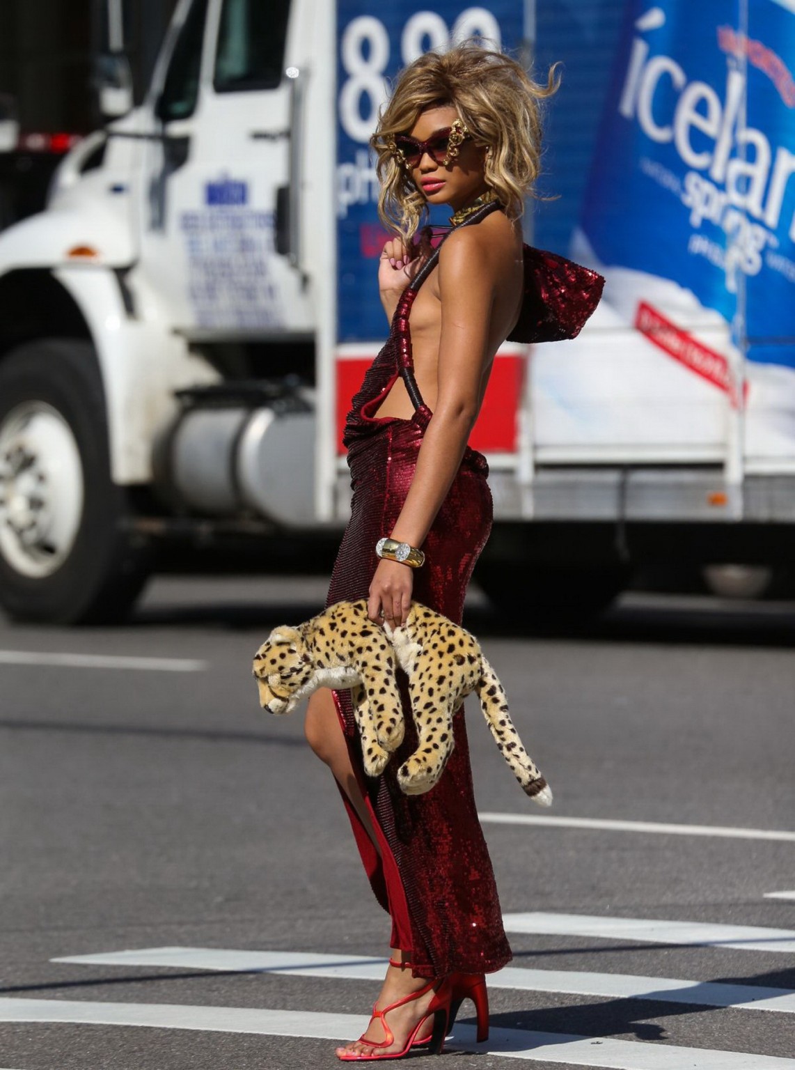 Chanel iman che mostra sideboob e leggy ad un photoshoot sulla strada a new york
 #75195001