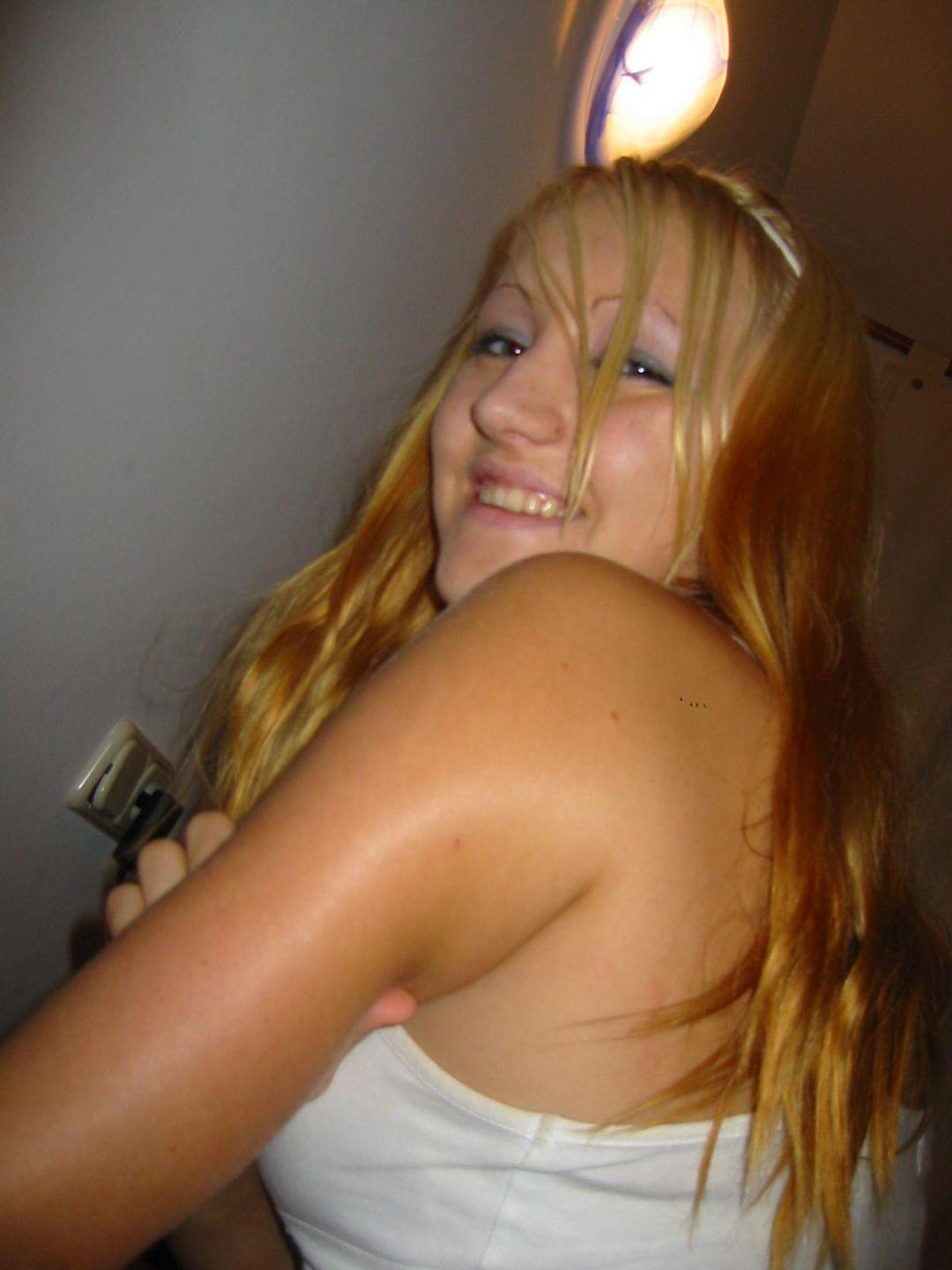 Heiße blonde Amateur-Freundin posiert und saugt Schwanz
 #73894401