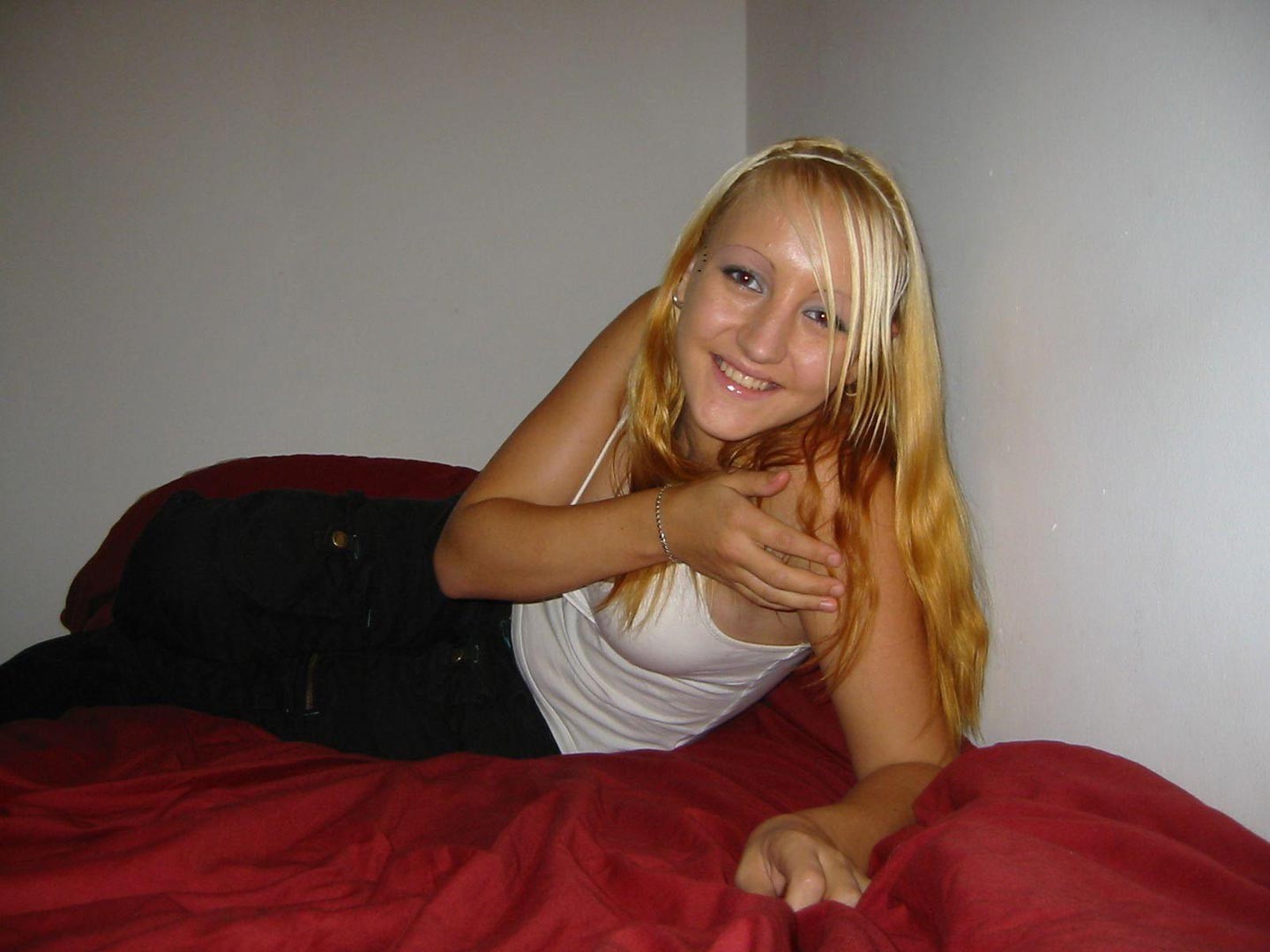 Heiße blonde Amateur-Freundin posiert und saugt Schwanz
 #73894408