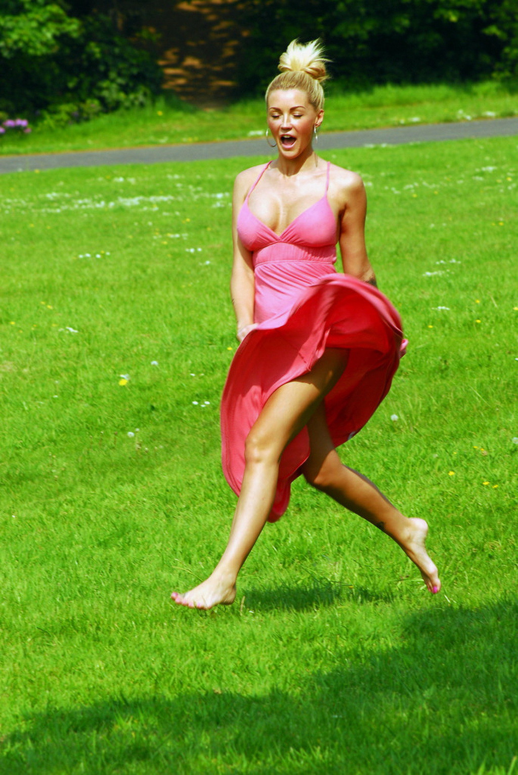 Holly henderson blinkt Höschen und bräunt ihre Melonen braless in rotem Minikleid
 #75262066