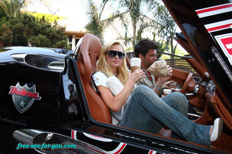 Paris Hilton posiert im durchsichtigen Kleid und in Netzstrumpfhosen
 #75435863