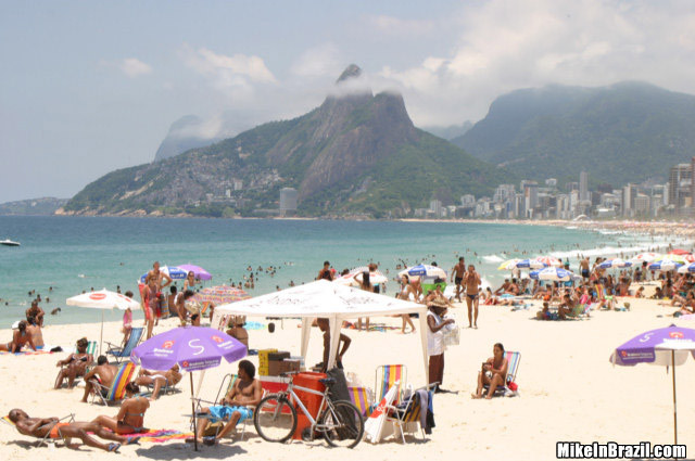 Beauté se faisant baiser fort sur la plage de Rio.
 #71542562