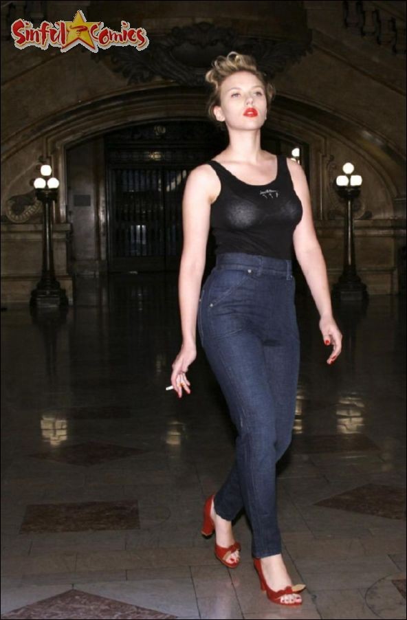 Scarlett Johansson in posa in calze e vedere attraverso le foto
 #75442973