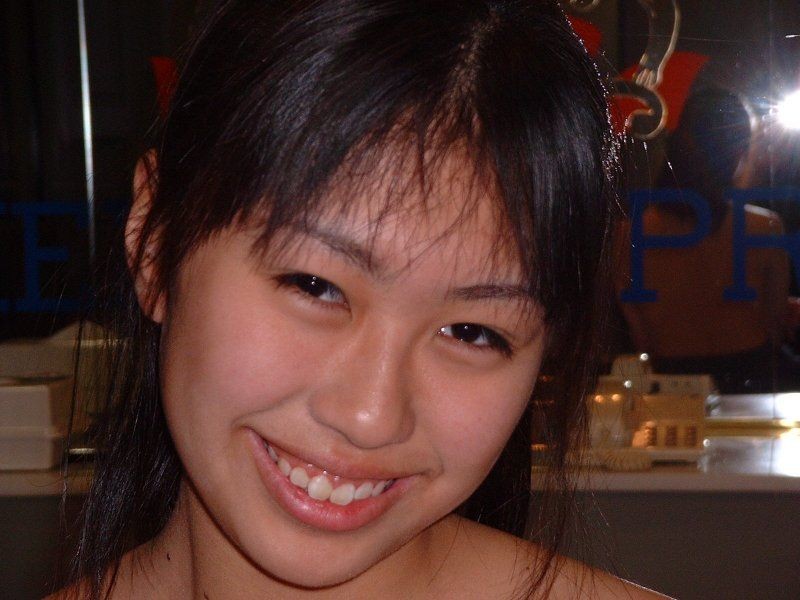 Asiatische Teenie posiert nackt und zeigt ihre Muschi
 #69961605