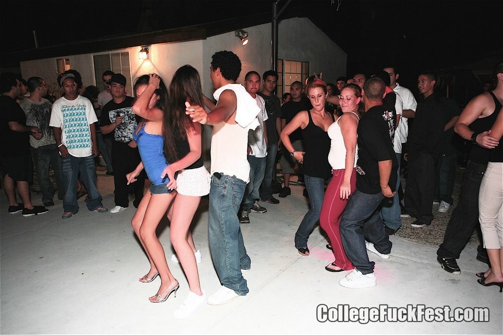 Splendida troia del college scopa la sua amica alla festa selvaggia e ubriaca
 #75716886
