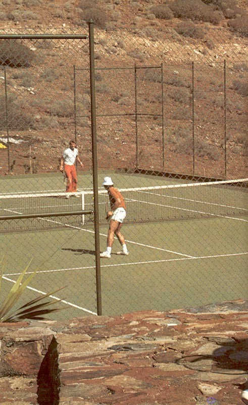 Zwei Siebziger-Jahre-Tennis-Paare beim Hardcore-Sex
 #76653620
