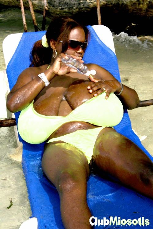 Desnuda en la playa aceito mis tetas y abro mis muslos negros
 #73099986