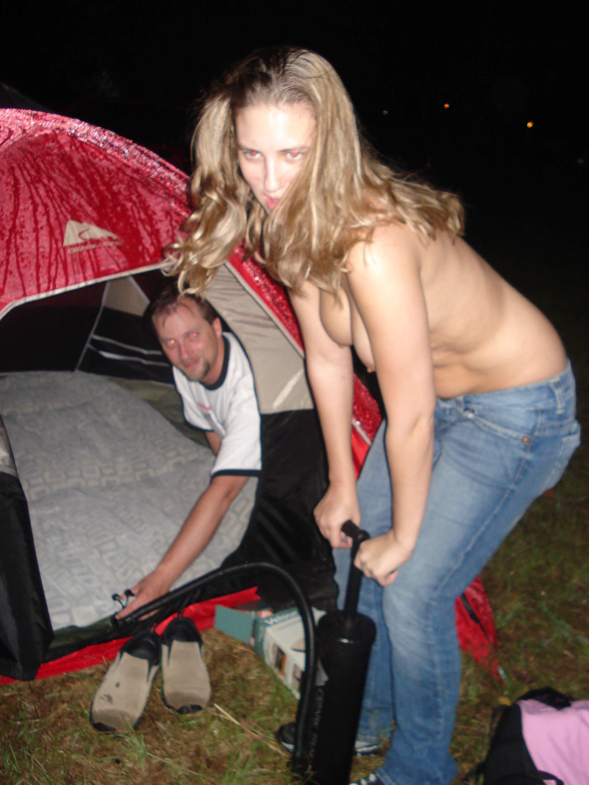 Brooke macht sich auf einem Campingausflug nackt und lutscht den Schwanz ihres Freundes in ihrem Bett
 #68356329