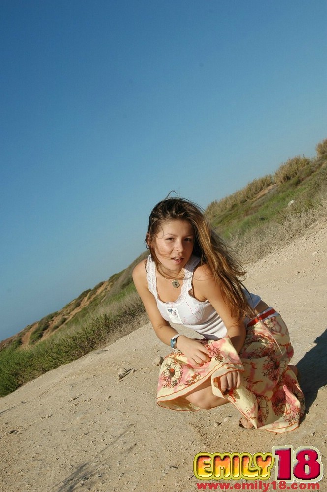 Jeune fille emily se déshabillant à la plage
 #78799918
