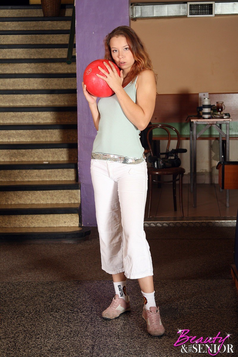 Senior genießt Bowling mit einem geilen Teenager Cutie
 #74341962