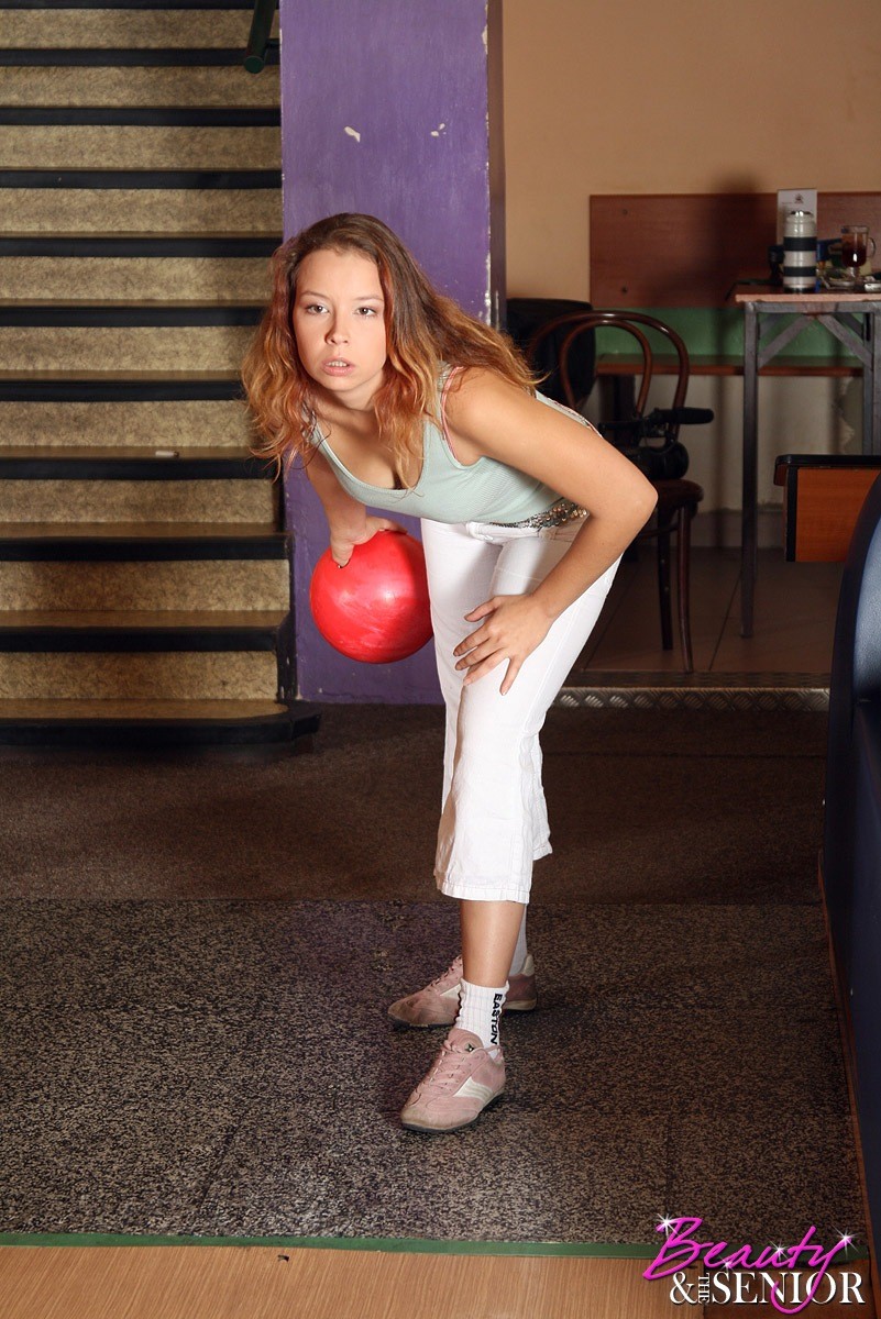 Senior genießt Bowling mit einem geilen Teenager Cutie
 #74341967