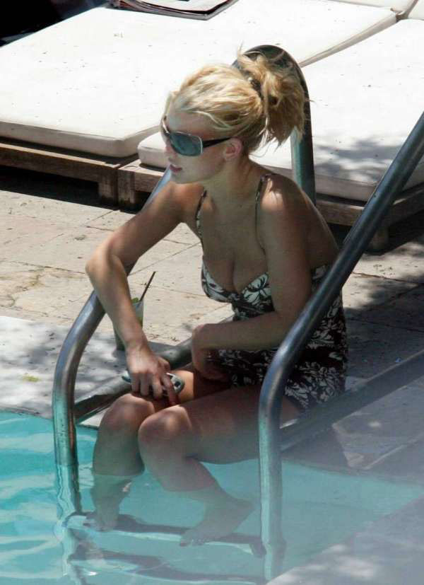 Jessica simpson in posa in bikini in piscina e capezzolo scivolare foto
 #75431429