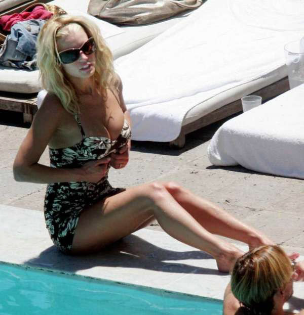 Jessica simpson posando en bikini en la piscina y con slip en el pezón fotos
 #75431431