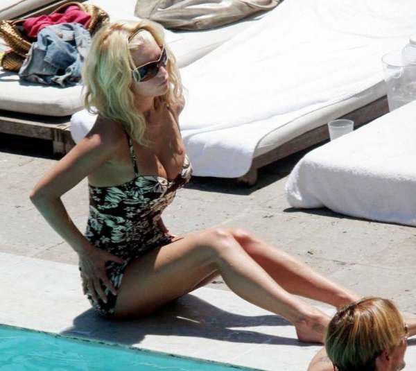 Jessica simpson in posa in bikini in piscina e capezzolo scivolare foto
 #75431435