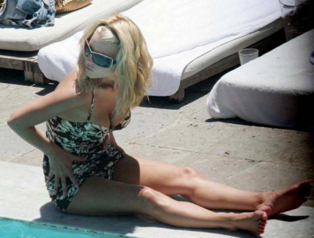 Jessica simpson in posa in bikini in piscina e capezzolo scivolare foto
 #75431443