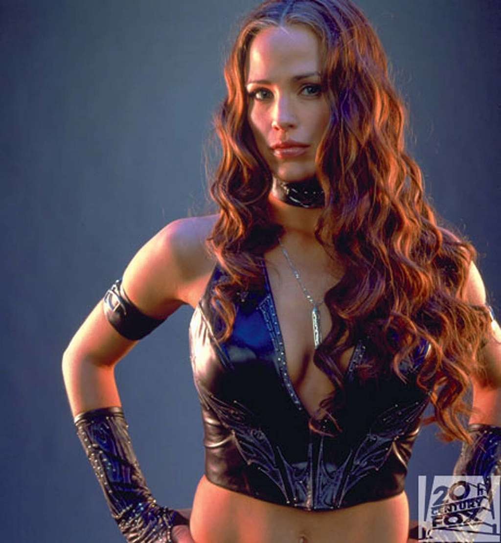 Jennifer Garner looking sexy in black lingerie and posing as Electra for some ph #75333564