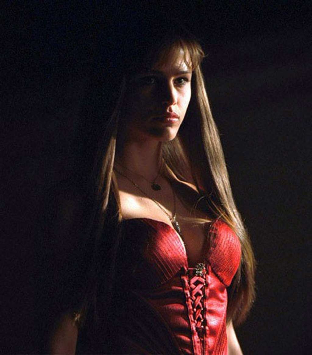 Jennifer Garner looking sexy in black lingerie and posing as Electra for some ph #75333624