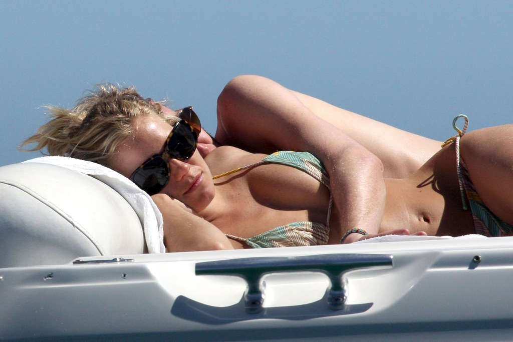 Sienna miller mostrando i suoi seni belli e sexy in topless
 #75375470