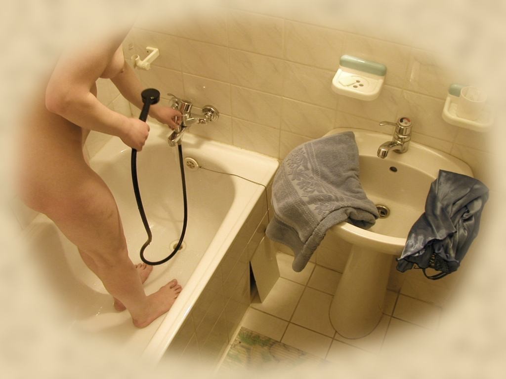 Spycam-Aufnahmen von ahnungslosem Babe unter der Dusche
 #71653683