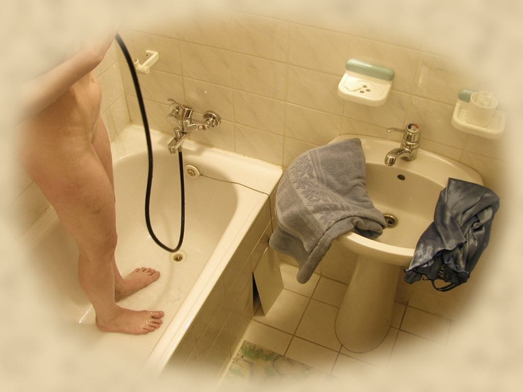 Des images de caméra espionne d'une jeune femme sans méfiance prise en train de prendre une douche.
 #71653686